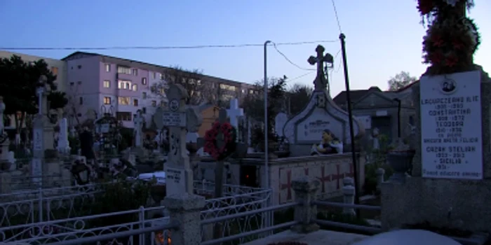Mormântul se află în Cimitirul Dumbrava