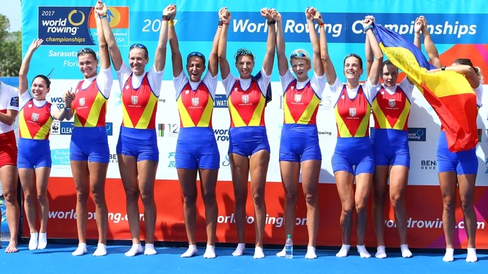 Daniela Druncea (stânga) şi fetele de aur din barca de 8+1 FOTO WorldRowing.com