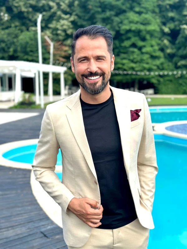 Alex Constantin și-a lansat podcastul Super Oameni Foto: Instagram 