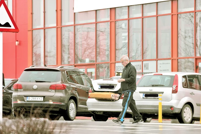 Îmbrăcat sport, artistul a traversat parcarea magazinului cu privirea în pământ