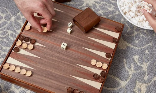 Jocul de table a apărut ca o consecință a interdicției de a practica jocuri cu cărți jpeg