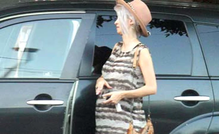 Click! a surprins-o pe solistă aşa cum nu o vedeţi în fiecare zi: cu burtica la vedere, în rochie largă şi fără tocuriFoto: Blitz