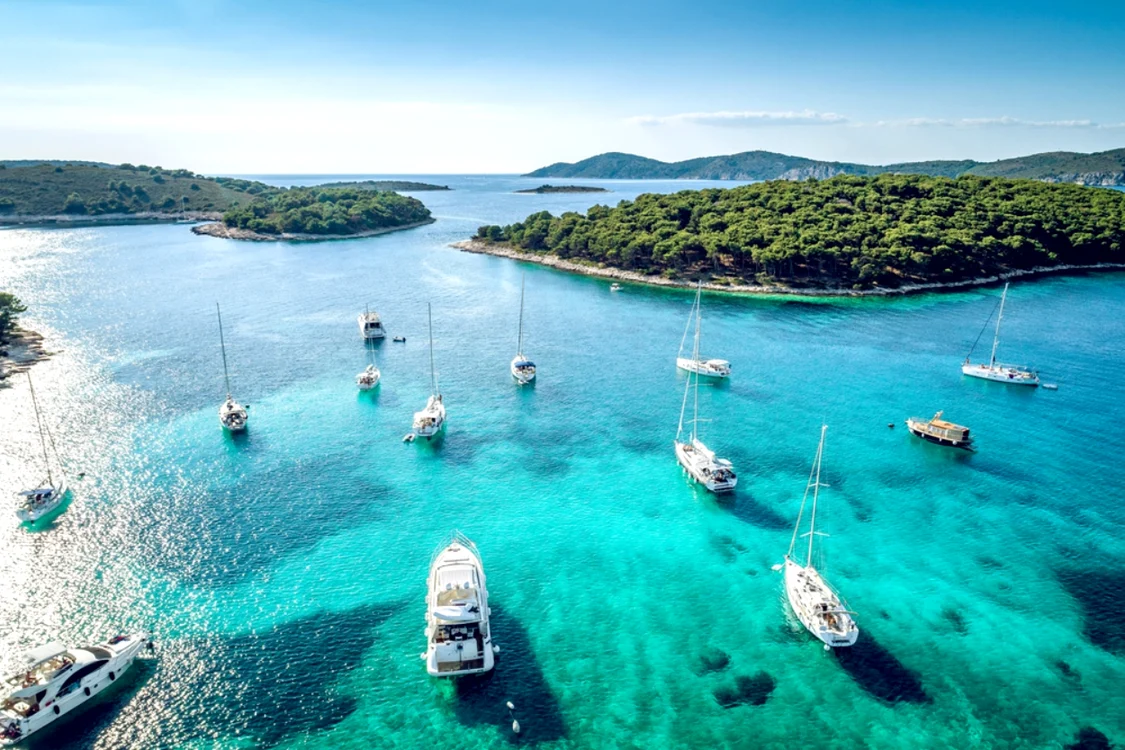 Destinația europeană unde poți primi amendă dacă mergi pe stradă fără cămașă / foto: Shutterstock