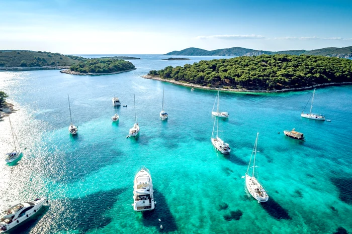 Destinația europeană unde poți primi amendă dacă mergi pe stradă fără cămașă / foto: Shutterstock