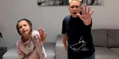  Băieții Antoniei și ai lui Alex Velea, Dominic și Akim, sunt pasionați de muzică