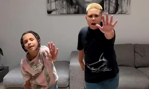  Băieții Antoniei și ai lui Alex Velea, Dominic și Akim, sunt pasionați de muzică