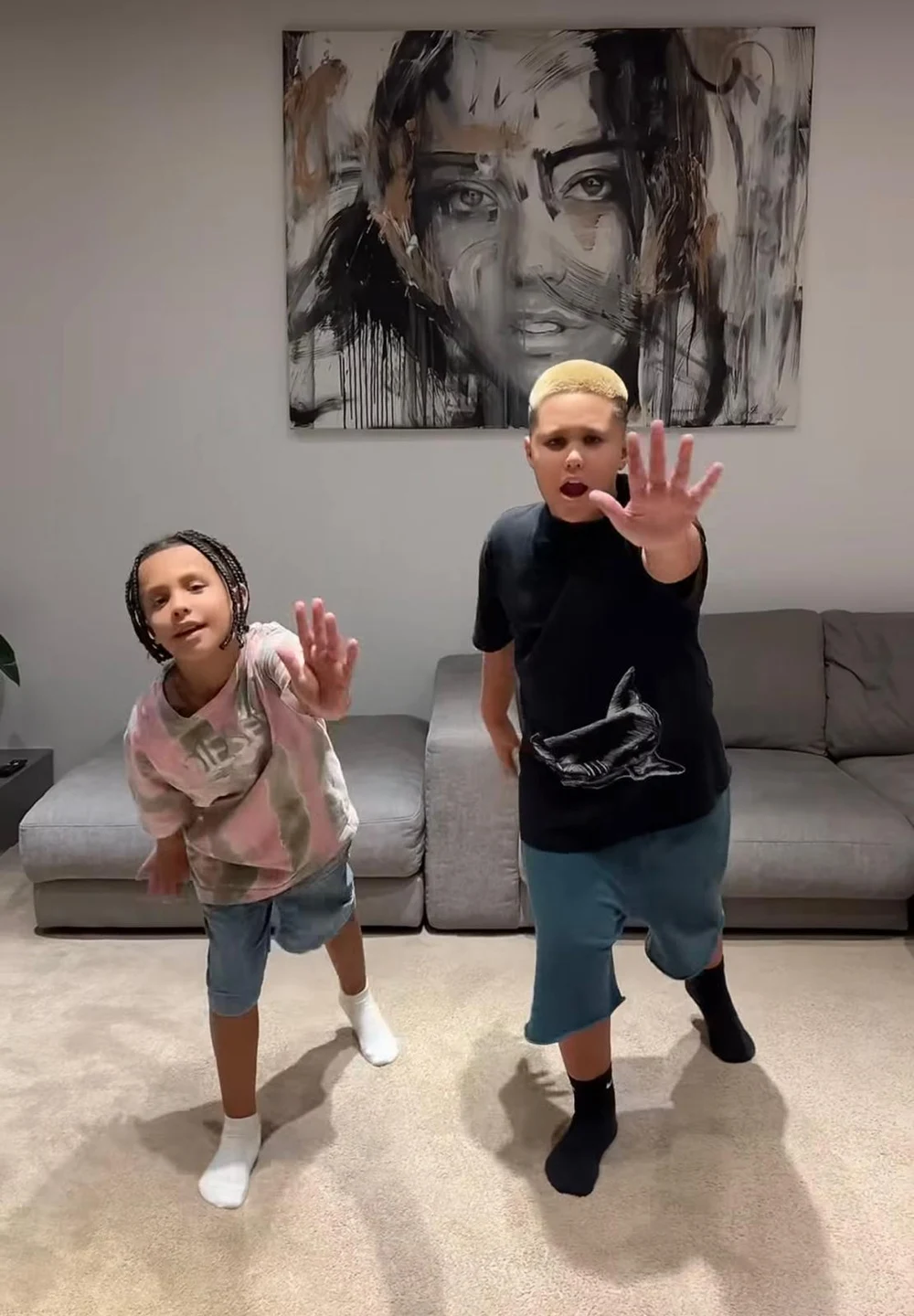 Piesa „Mamacita” a împărțit România în două. Sunt copiii lui Alex Velea victimele marketingului sau micii artiști ai noii generații?