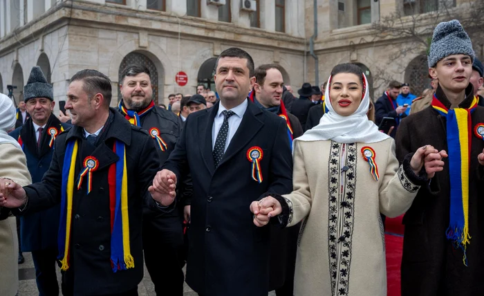 Ministrul Apărării, în Piața Unirii din Focșani FOTO: Facebook/ Radu Miruță