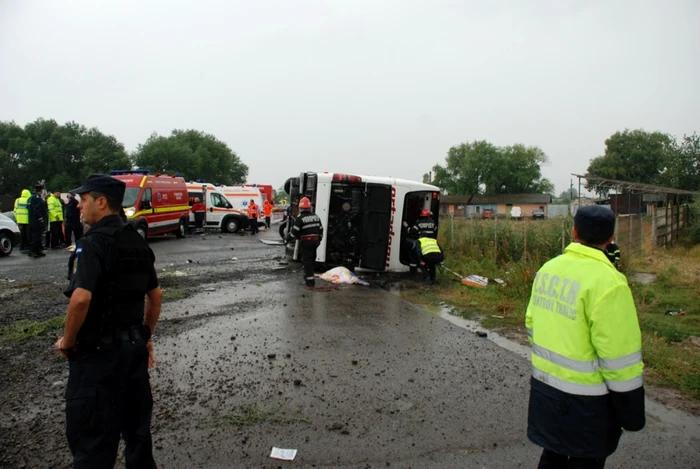 Accidentul s-a soldat cu trei morţi şi zeci de răniţi    FOTO Florentin Coman