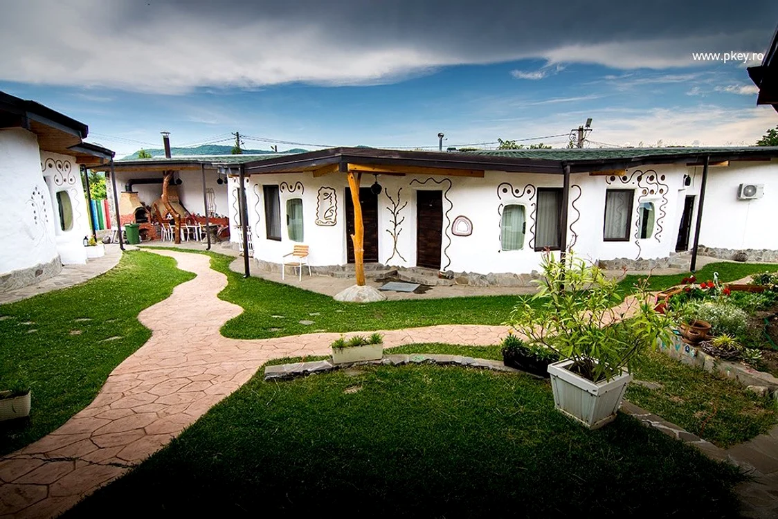 Cob Village este primul complex turistic tematic din zonă. SURSA Nicoleta Marin