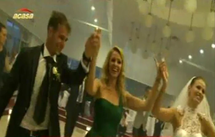 Adrian şi Liana s-au căsătorit religios sâmbătă (Foto: captură video Acasă TV)