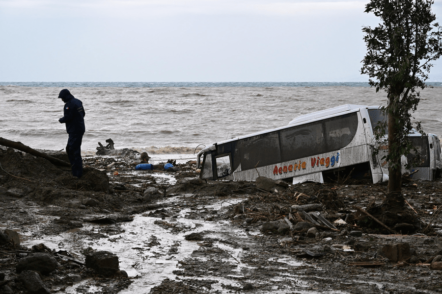 Cel puţin opt morţi în urma unei alunecări de teren pe insula Ischia, din Italia