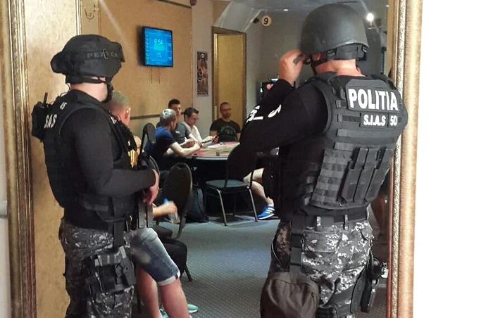 
    Jucătorii au fost deranjați de polițiști (fotografii: Poliția Română)  