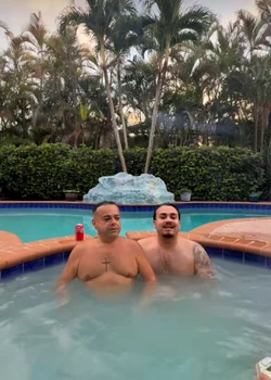 Zilele trecute, în timp ce se aflau la o piscină, fiul lui Adrian Minune a făcut o glumă cu tatăl său, l-a luat de gât și l-a băgat cu capul în apă, declarând public “botezul” lui Adrian Minune