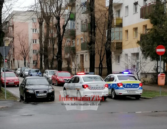 
    Trei mașini de poliție au venit la adresa indicată de proprietarul care a surprins ”hoțul”Foto: informatia-zilei.ro  