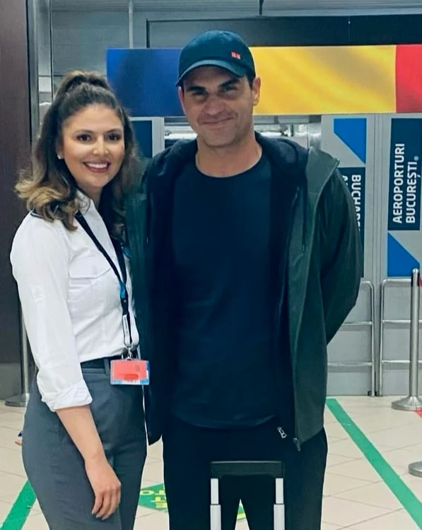 Roger Federer, pe aeroportul Otopeni, alături de o angajată a Poliției de Frontieră. Foto Facebook