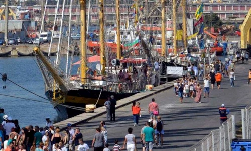 Turiştii s au grăbit să viziteze navele trase la cheu jpeg