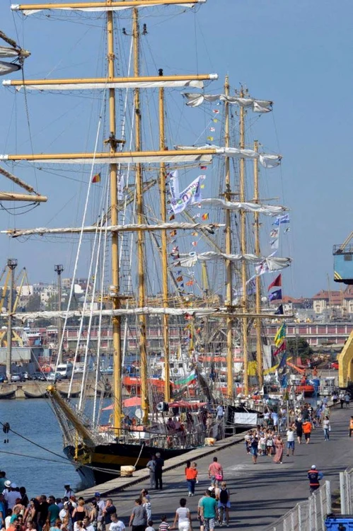 Turiştii s-au grăbit să viziteze navele trase la cheu