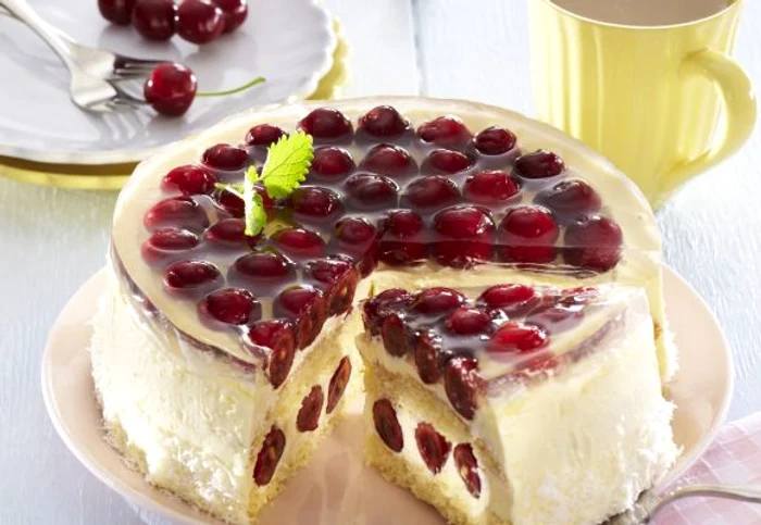 
    Răsfaţă-te cu o felie de tort cu cireşe!clickpoftabuna.ro  