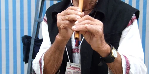 Târgovişte: Radu Vasile cântă la fluier de 75 de ani