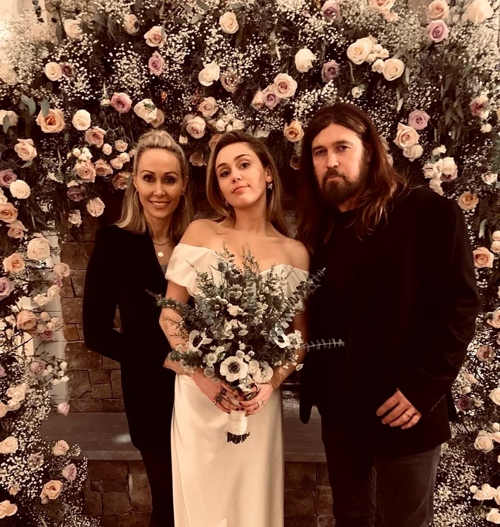 Miley Cyrus a purtat o rochie făcută pe comandă, de peste 8.000 de dolari