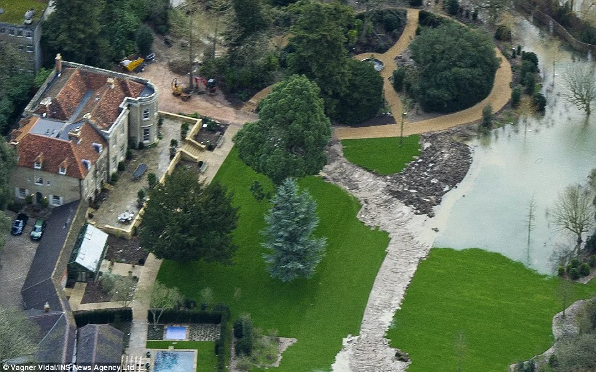 
    Așa arăta proprietatea lui George Clooney în timpul lucrărilor de renovarefoto: Daily Mail  