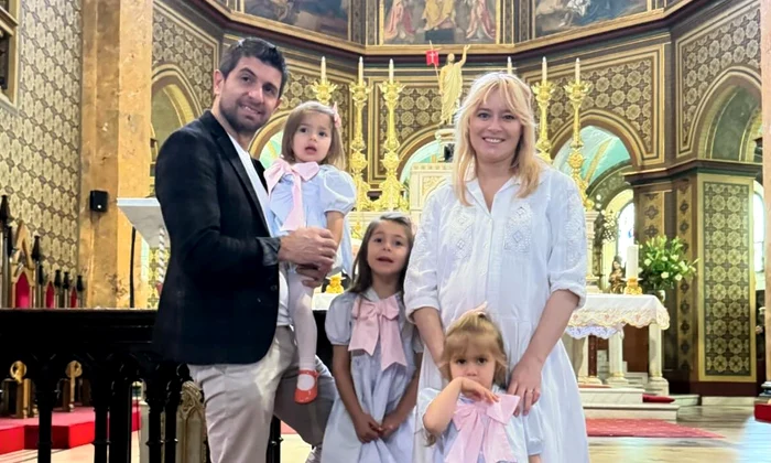 Laura Cosoi și familia, de Paște, Facebook jpg