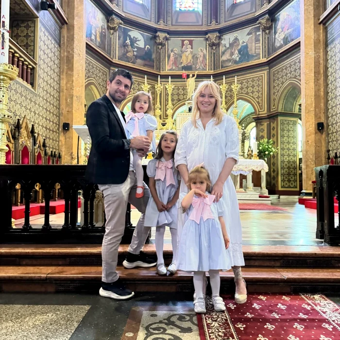 Laura Cosoi și familia, de Paște, Facebook jpg