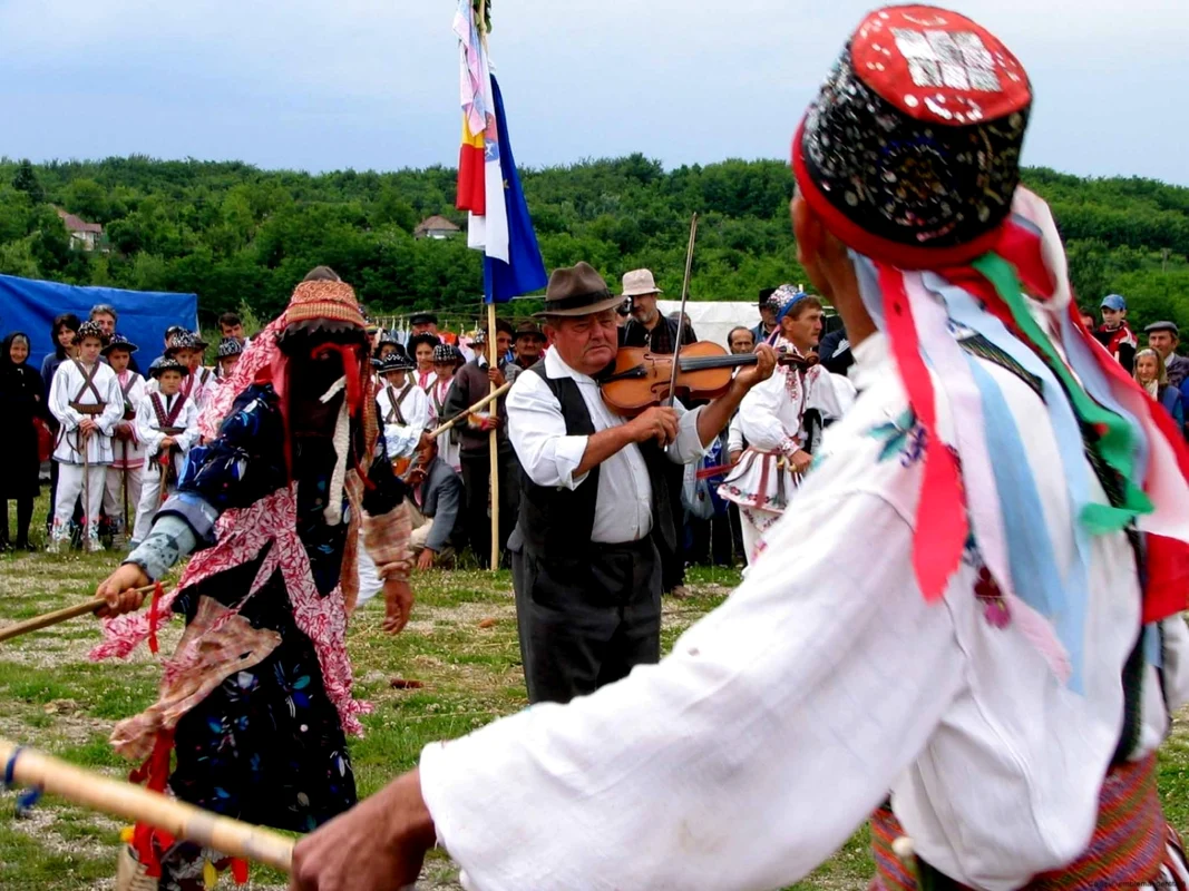 Căluş Căluşari dans românesc folclor Sursa cimec.ro