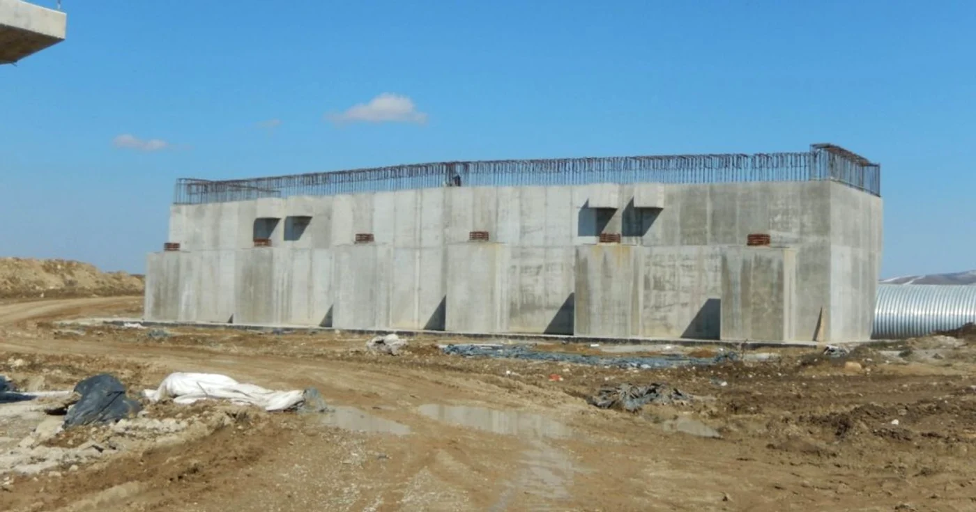 Lucrările par părăsite de către constructori. Foto: peundemerg.ro