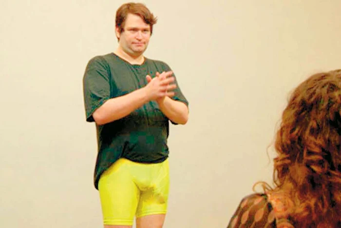 Gâtul lui Sydney depăşeşte cu un centimetru înălţimea ghidului Click! TV