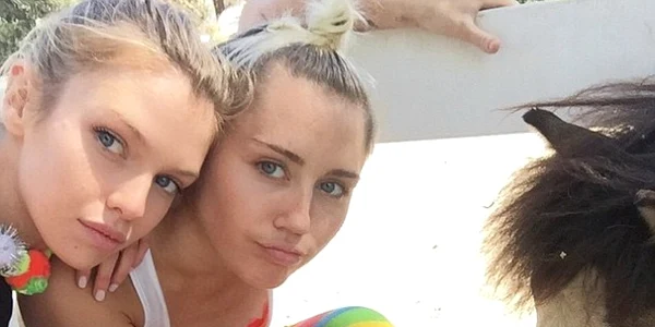 Miley Cyrus şi iubita ei