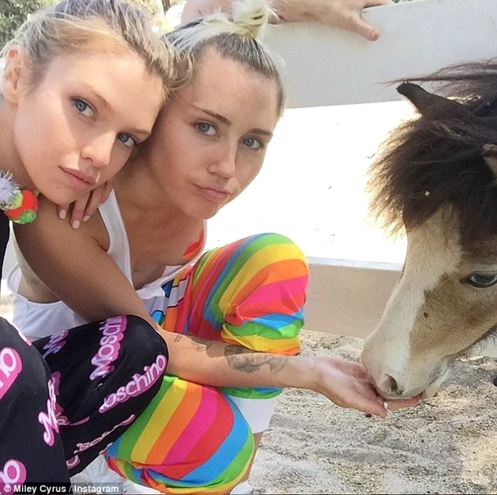 Stella Maxwell (stânga) şi Miley Cyrus au mers în mai multe excursii împreună FOTO  „Daily Mail“