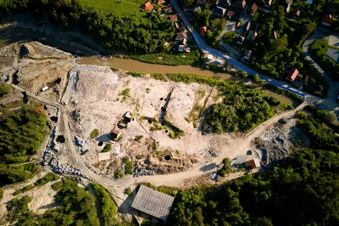 Cursul de apă trebuie deviat din vecinătatea minei, spune ministrul. FOTO INQUAM Photos Alex Nicodim