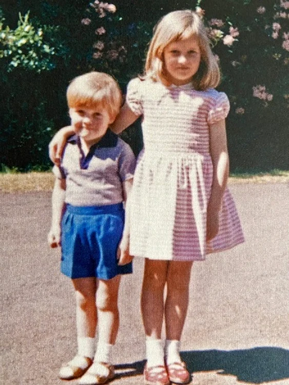 Diana și Charles Spencer, la 6, respectiv, 4 anișori 