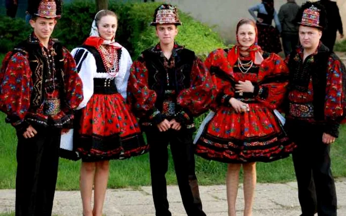 Oşeni în costum popular traditional. sursa:pauza-de-ceai.blogspot.ro