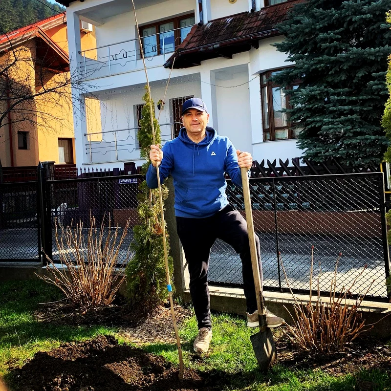 Mircea Radu, în grădină. Sursă: Facebook