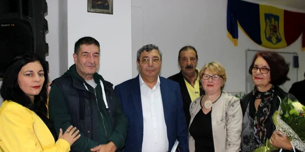 Radu Petreanu la Festivalul de Satira si Umor de la Călimăneşti alături de organizatori Foto FB Vizitează Călimăneşti Căciulata