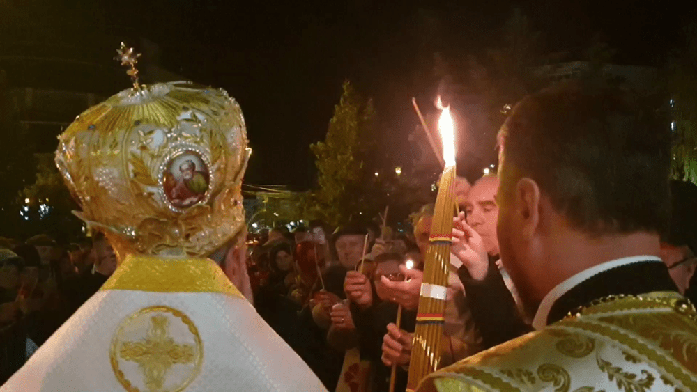 Mii de buzoieni, la slujba de Înviere de la Catedrala Arhiepsicopală. Traficul auto a fost restricționat VIDEO