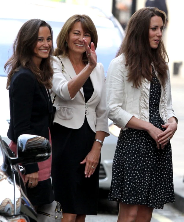 Carole, însoțită de fiicele Kate și Pippa, a intrat sub lupa Camillei