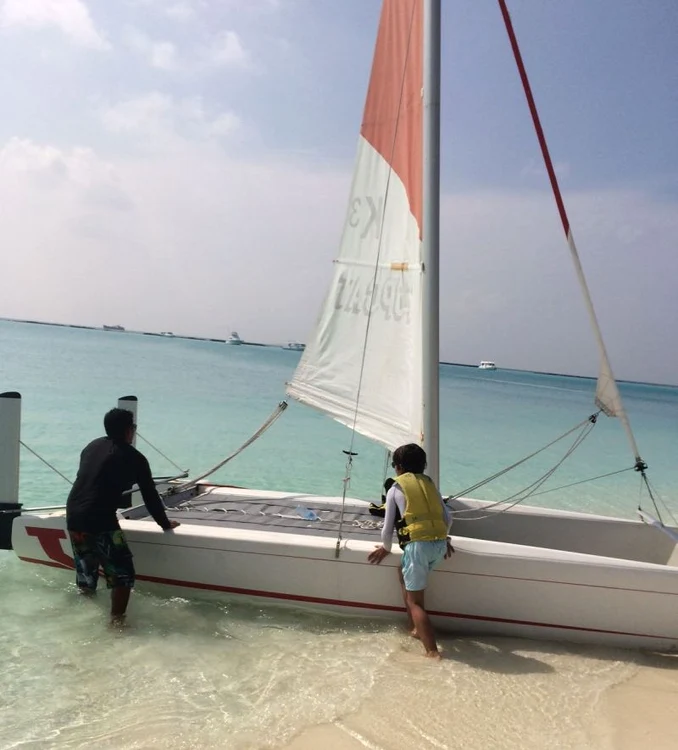 Mihaela Rădulescu  învaţă să navigheze cu catamaranul