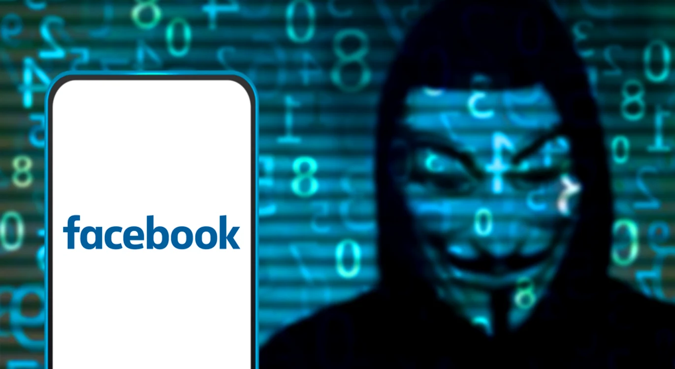 Imaginea unui hacker mascat lângă un telefon pe care e deschisă aplicația Facebook