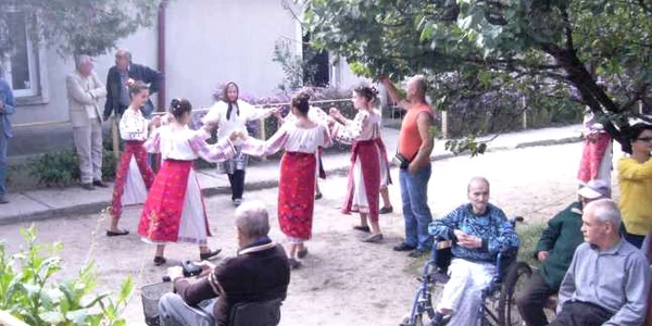 Bătrânii au fost încântaţi de spectacol