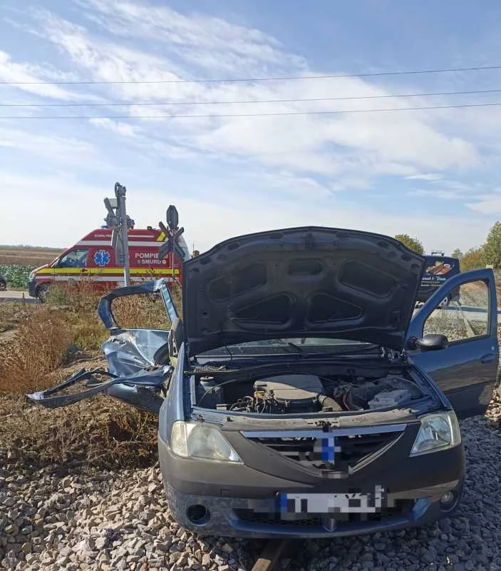 Mașină lovită de un tren cu călători în județul Dâmbovița. Șoferul autoturismului a murit