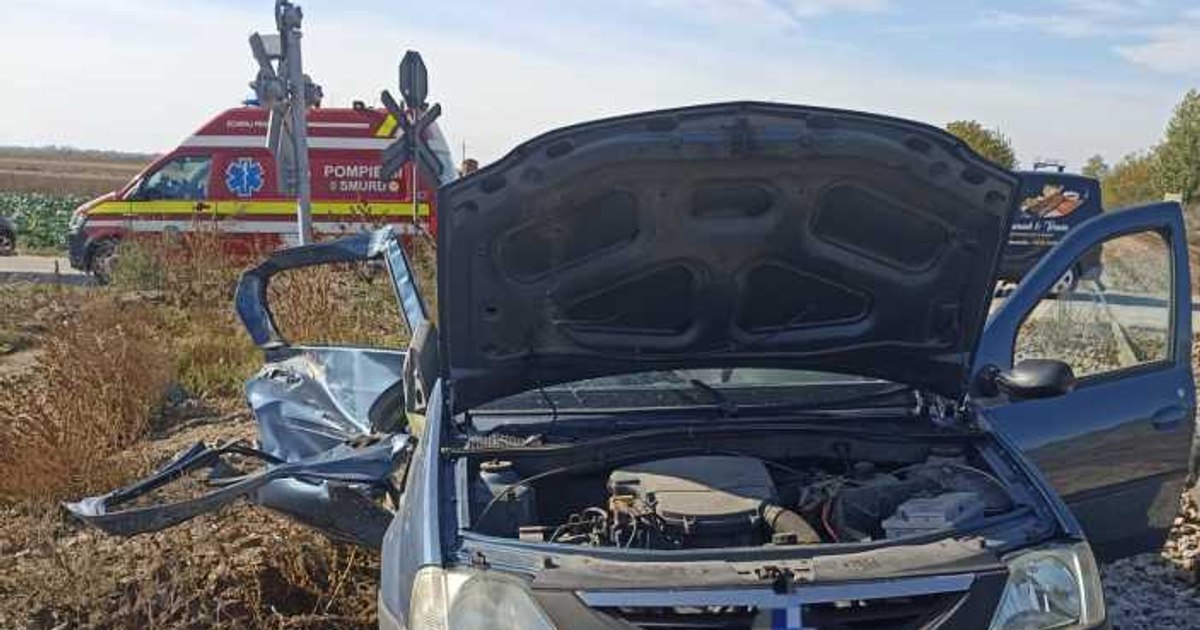 Accident teribil în Dâmbovița: un tren lovește o mașină, șoferul pierde viața.