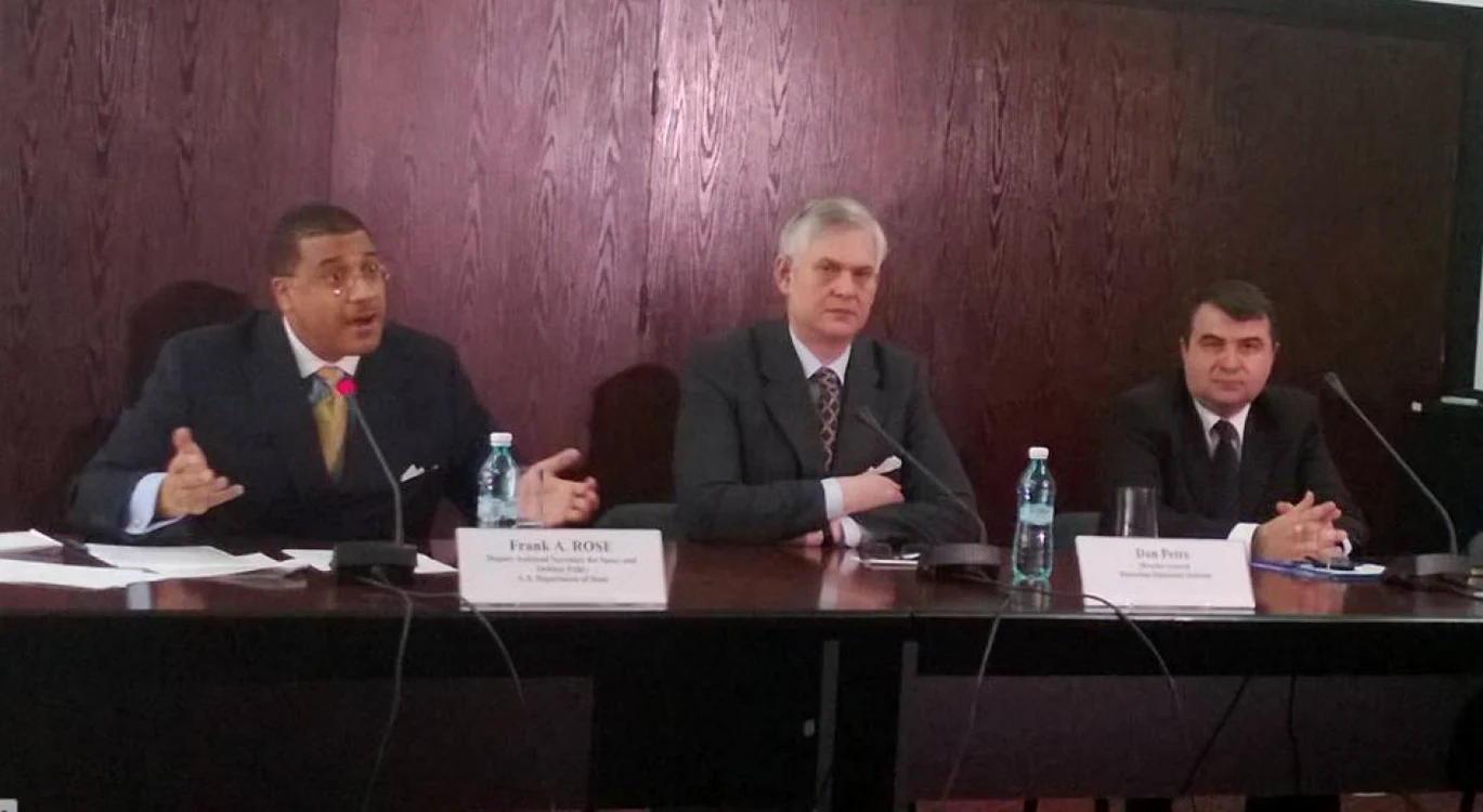 Frank A. Rose - primul din stânga, un euroatlantic în ţara care doreşte certitudini -, Dan Petre, directorul general al Institutului Diplomatic Român şi directorul Davidoiu. Foto: Alexandru Georgescu