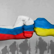 Război in ucraina   pumni pe un fundal cu soldati FOTO shutterstock jpg