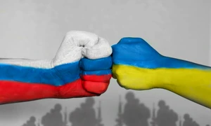 Război in ucraina   pumni pe un fundal cu soldati FOTO shutterstock jpg