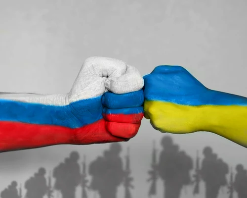 Război in ucraina   pumni pe un fundal cu soldati FOTO shutterstock jpg