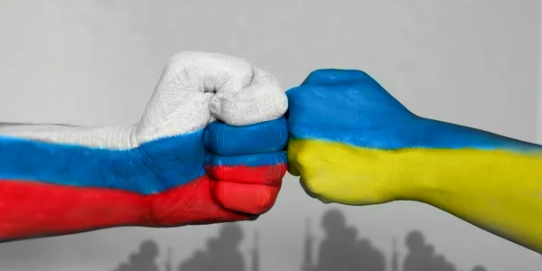 Război in ucraina   pumni pe un fundal cu soldati FOTO shutterstock jpg